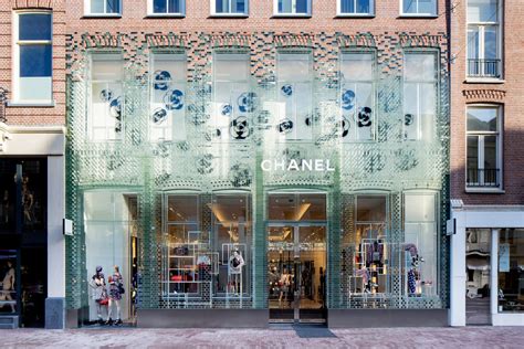 gevel chanel mvrdv kapot|The façade in glass for Chanel in Amsterdam by MVRDV.